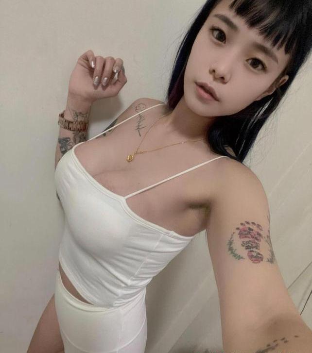 纹身水嫩小妹