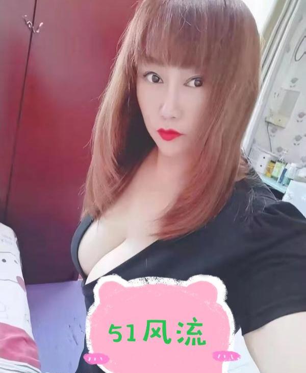 性感的酥乳熟女